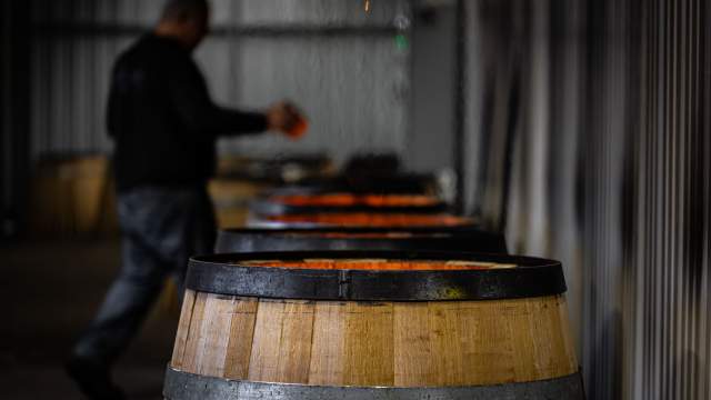 Chauffe des barriques en chêne dans l’atelier de la Tonnellerie Remond.