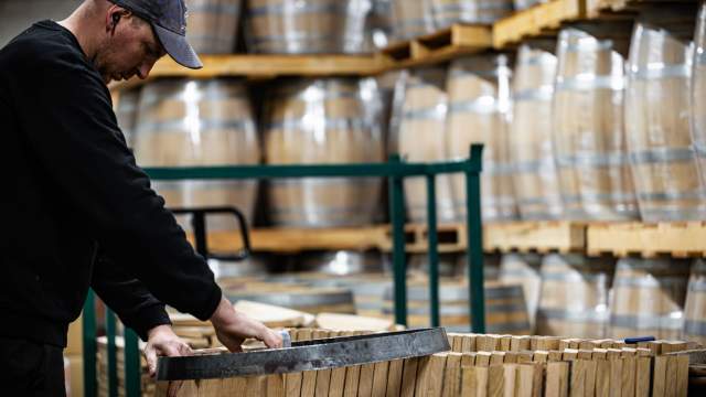 Tonnelier assemblant un fût en chêne dans l’atelier de la Tonnellerie Remond.