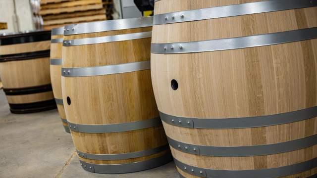 Fûts en chêne terminés prêts pour la vinification à la Tonnellerie Remond.