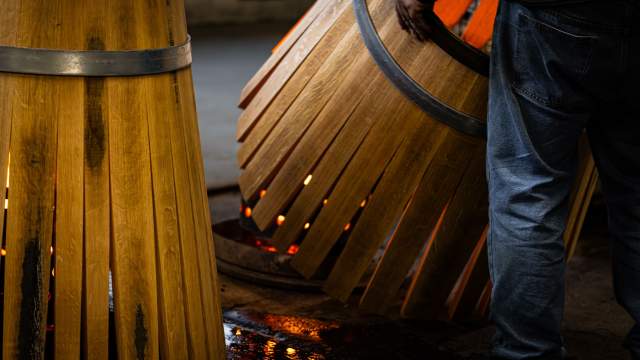 Chauffe des douelles au feu de bois dans l’atelier de la Tonnellerie Remond.