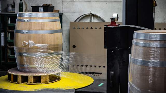 Fût en chêne emballé pour expédition à la Tonnellerie Remond.