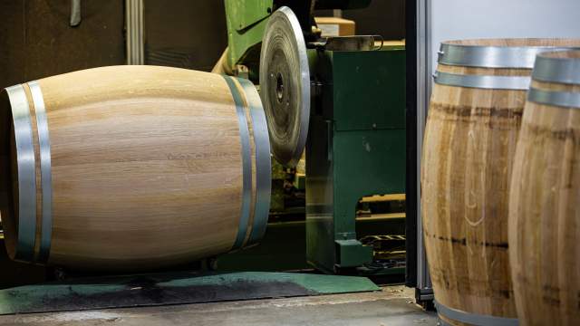 Machine taillant un fût en chêne dans l’atelier de la Tonnellerie Remond.
