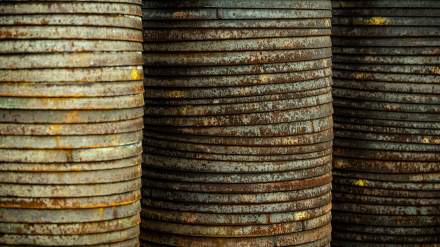 Empilement de cercles métalliques utilisés pour les fûts de la Tonnellerie Remond.