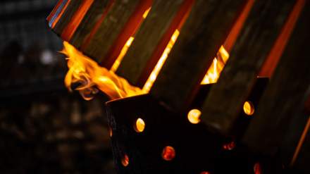 Flamme chauffant les douelles d’un fût en chêne à la Tonnellerie Remond.