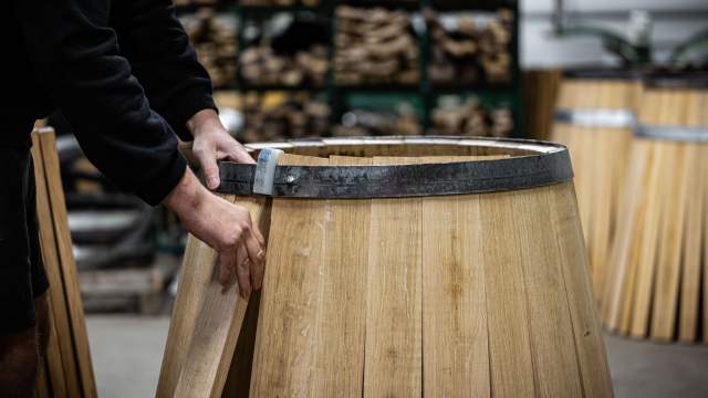 Assemblage des douelles d’un fût en chêne à la Tonnellerie Remond.