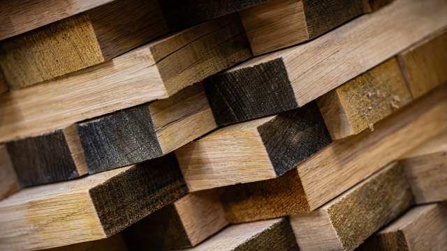 Pile de douelles en chêne prêtes pour l’assemblage à la Tonnellerie Remond.