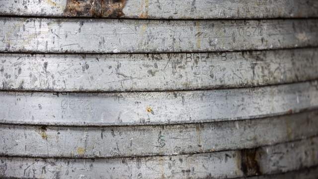 Cercles métalliques vieillis utilisés pour la fabrication des fûts de la Tonnellerie Remond.