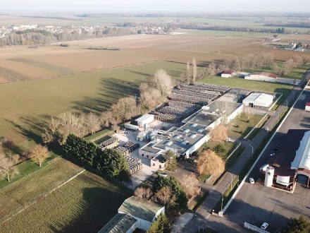 Vue aérienne de la Tonnellerie Remond et de ses entrepôts en Bourgogne.
