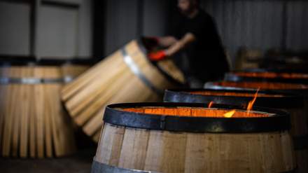 Chauffe des fûts en chêne dans l’atelier de la Tonnellerie Remond.