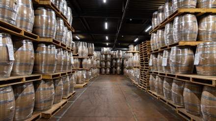 Stockage de fûts en chêne prêts à l’expédition à la Tonnellerie Remond.