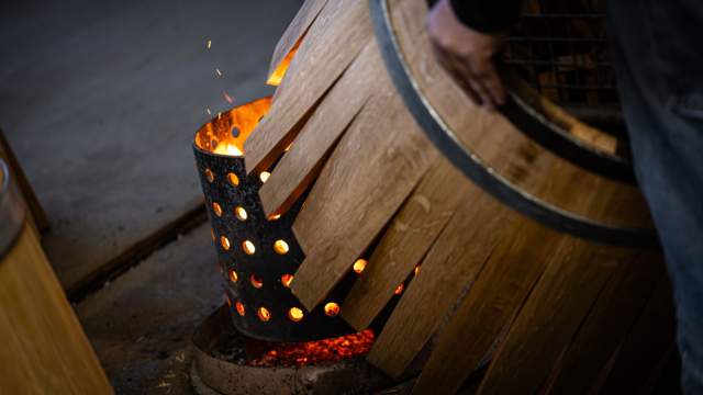 Chauffe d’un fût en chêne au feu de bois à la Tonnellerie Remond.