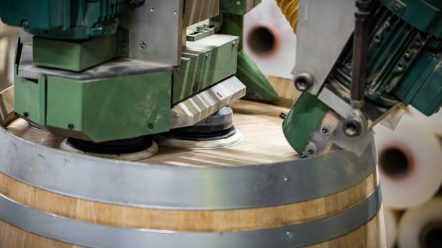 Machine ponçant un fût en chêne dans l’atelier de la Tonnellerie Remond.